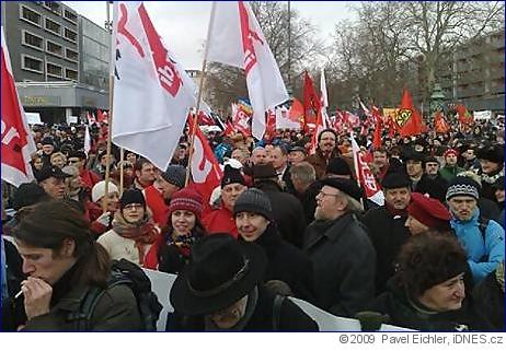 foto z demonstrace proti fašismu v Drážďanech