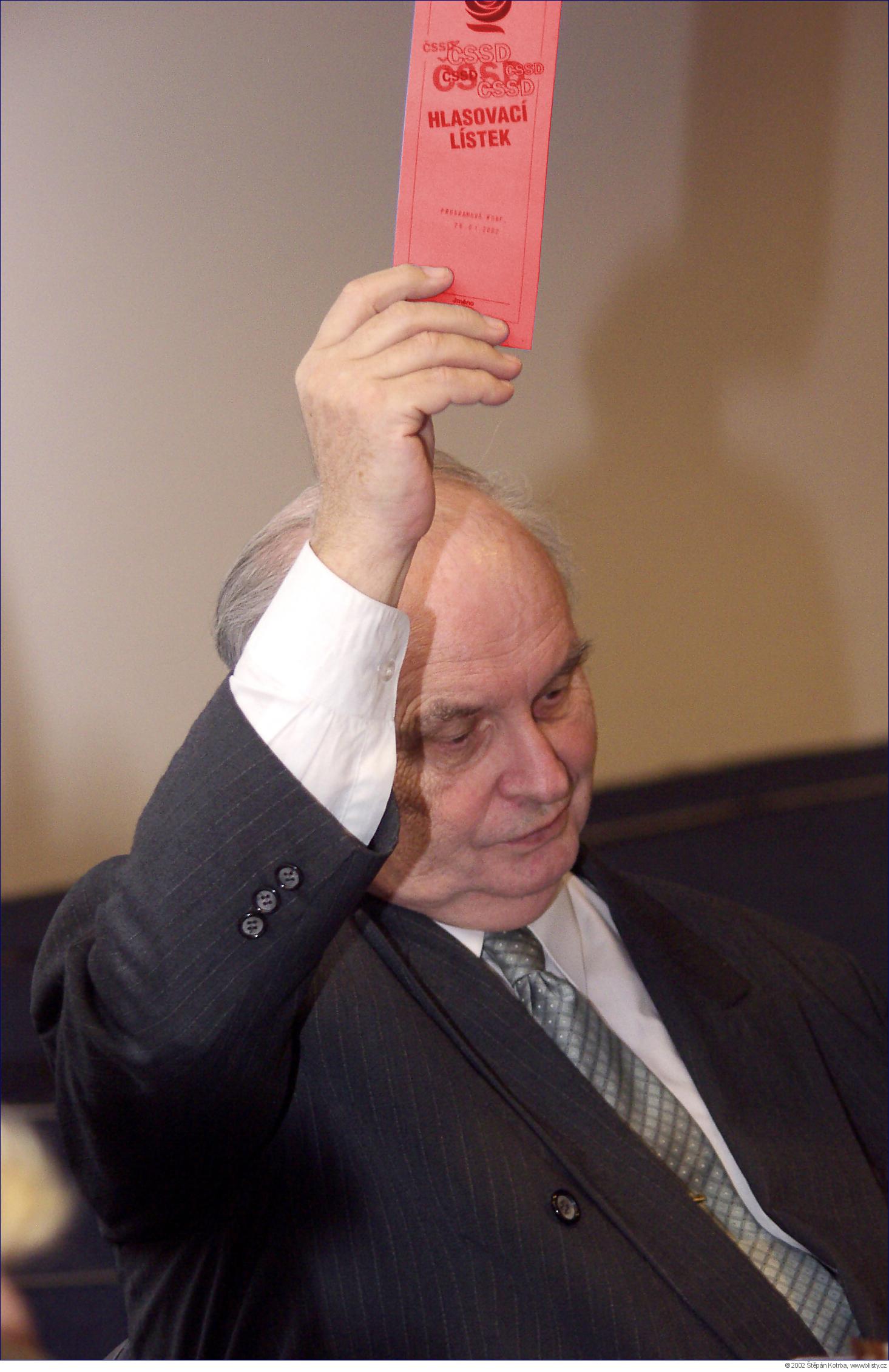 To není červená karta, to je jen stranický hlasovací lístek v rukou ex-ministra Peltráma...